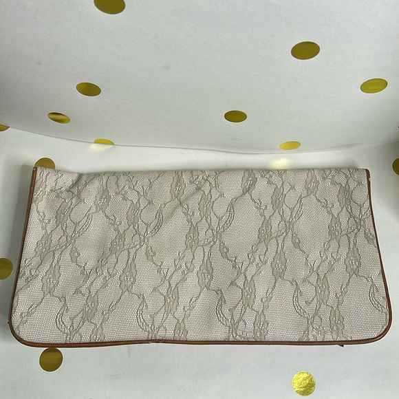 Cream and grey lace patterned clutch - Picture 2 of 5